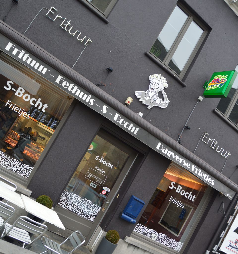 de voorkant van de restaurant